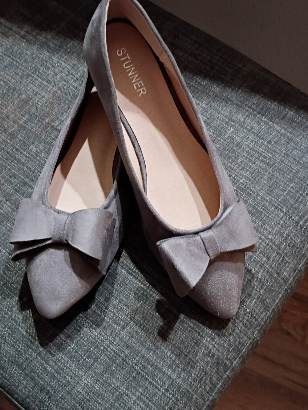 Amazon Essentials Women's Gray Pointed-Toe Bow Ballat Flats. (NEW w/out TAGS)